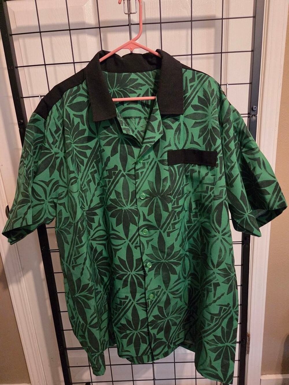 Green and Black Polynesian Print Short Sleeve Button-Up Shirt